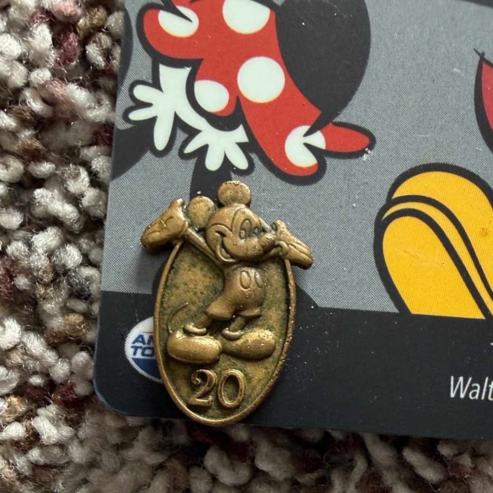 Disney 20 Year Service Award Pin on Mickey and Minnie Luggage Tag - Picture 2 of 4